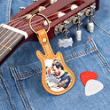 Nyckelring med tryck i gitarrform för att förvara plektrum