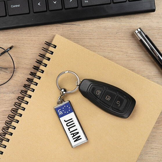 Gepersonaliseerde langwerpige sleutelhanger met mini nummerplaat ontwerp Gepersonaliseerde langwerpige sleutelhanger met mini nummerplaat ontwerp