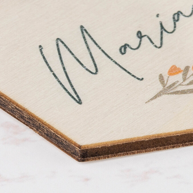 Personalised wooden keyring with the shape of a hexagon