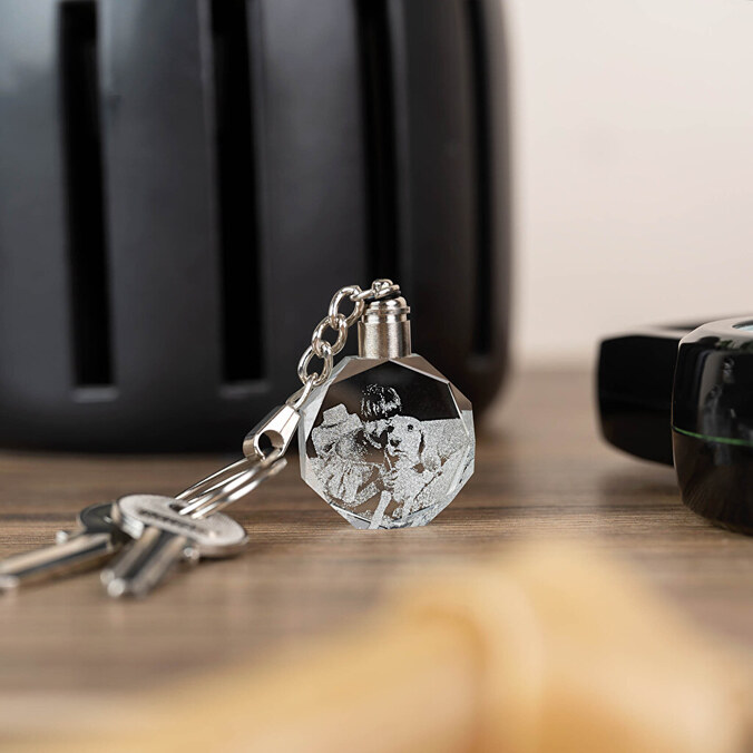 3D Schlüsselanhänger aus Glas mit Licht und Gravur