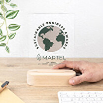 Troféu de metacrilato com base de madeira