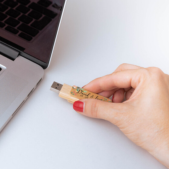 Personalizované dřevěné otočné USB Personalizované dřevěné otočné USB