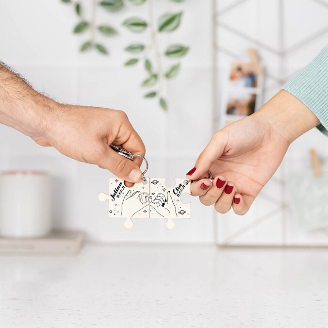 Llavero madera personalizado con forma de pieza de puzzle