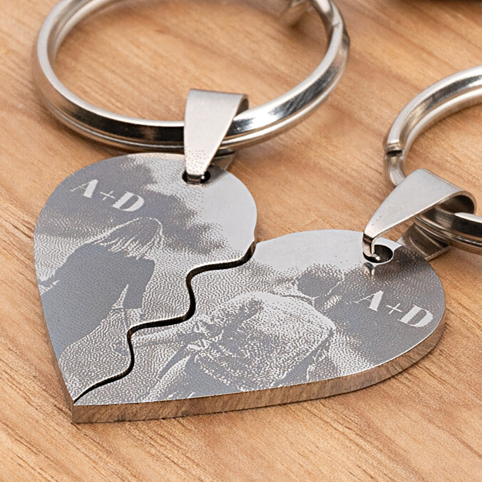 Personalizovaná klíčenka rozpůlené srdce gravírovaná