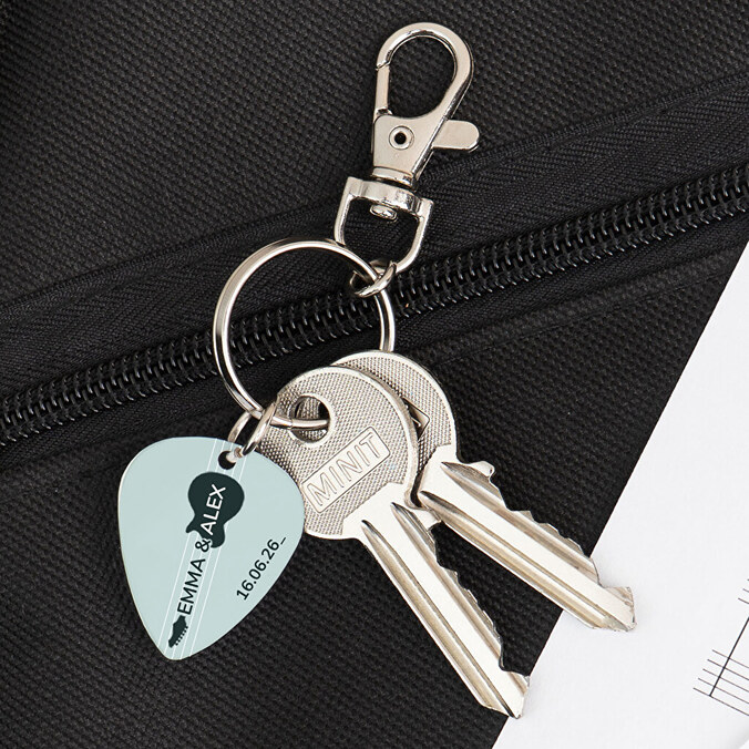 Schlüsselanhänger mit personalisiertem Gitarrenplektrum