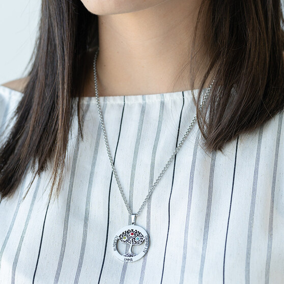 Mulher com colar gravado personalizado com nome Mulher com colar gravado personalizado com nome