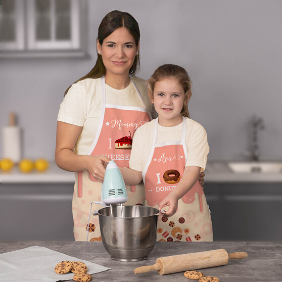 Madre e hija cocinando con delantales personalizados