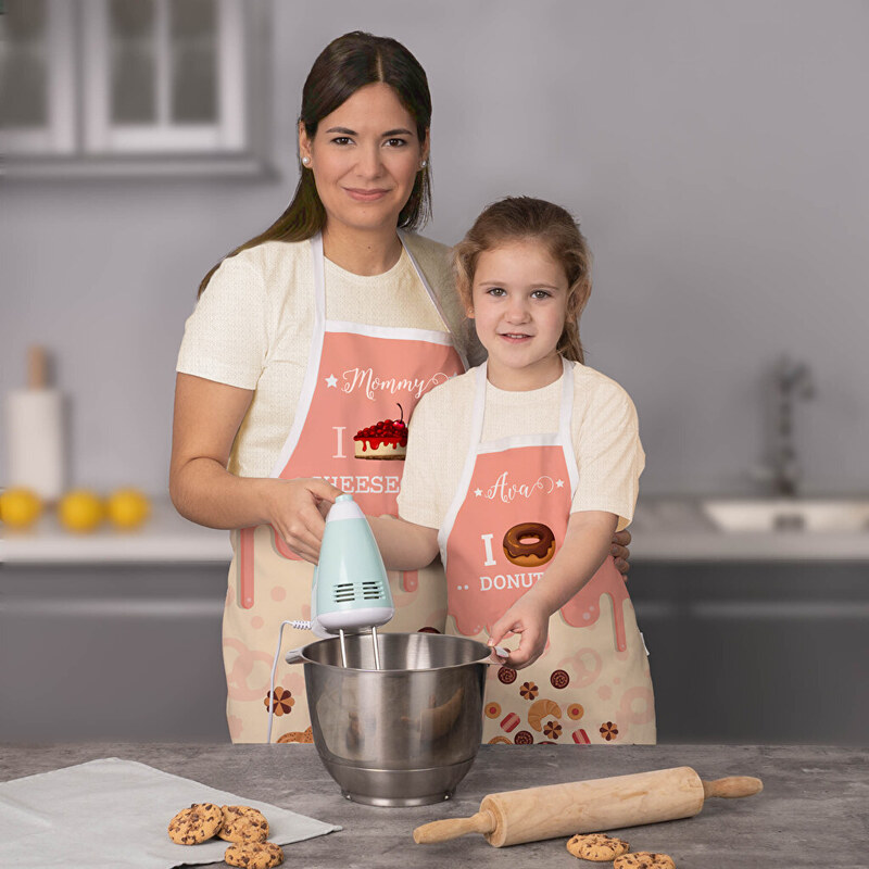 Madre e hija cocinando con delantales personalizados Madre e hija cocinando con delantales personalizados
