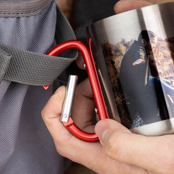 Steel mug with carabiner personalised in colour