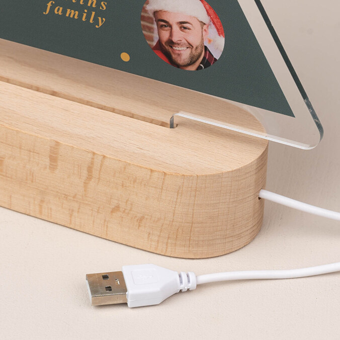 Gepersonaliseerde 3D lamp met houten voet in de vorm van een kerstboom