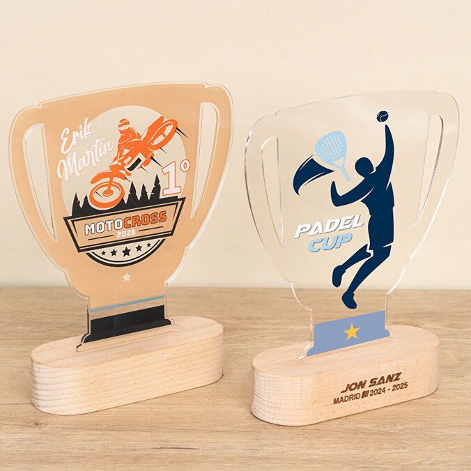 Gepersonaliseerde methacrylaat trofee beker met houten voet