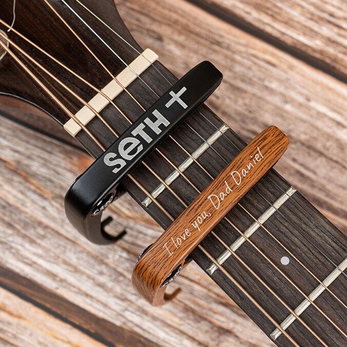 Gegraveerde gitaar capo