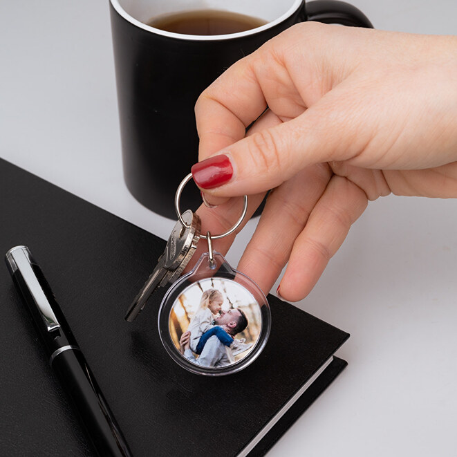 Ronde sleutelhanger van plexiglas bedrukken en maken Ronde sleutelhanger van plexiglas bedrukken en maken