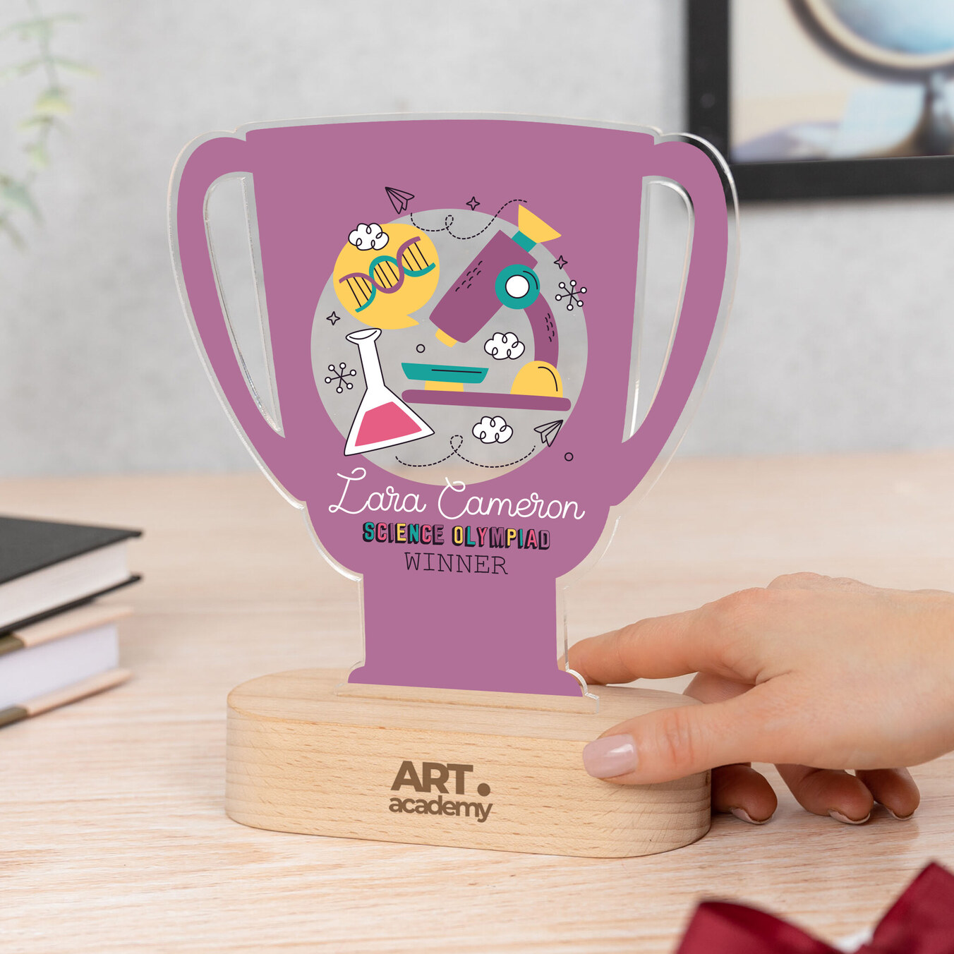 Trofeo de metacrilato copa personalizado con base madera