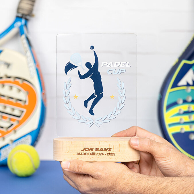 Personalizowane trofeum z pleksi z drewnianą podstawą