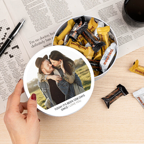 Gepersonaliseerde metalen dozen vol snoep en chocolaatjes Gepersonaliseerde metalen dozen vol snoep en chocolaatjes