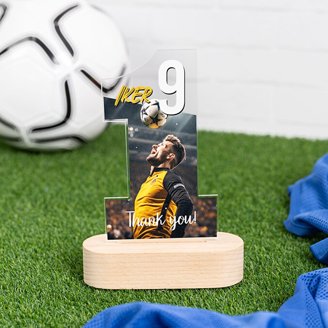 Personalizovaná trofej z metakrylátu číslo 1 s dřevěným podstavcem
