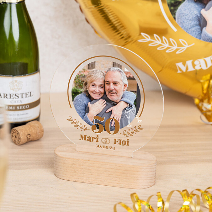 Personalizowane okrągłe trofeum z pleksi na drewnianej podstawie