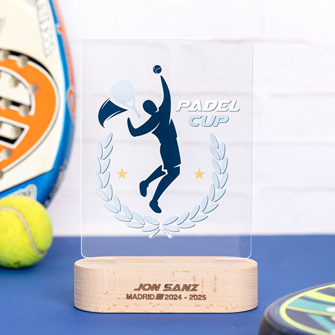 Trofeo de metacrilato personalizado con base de madera