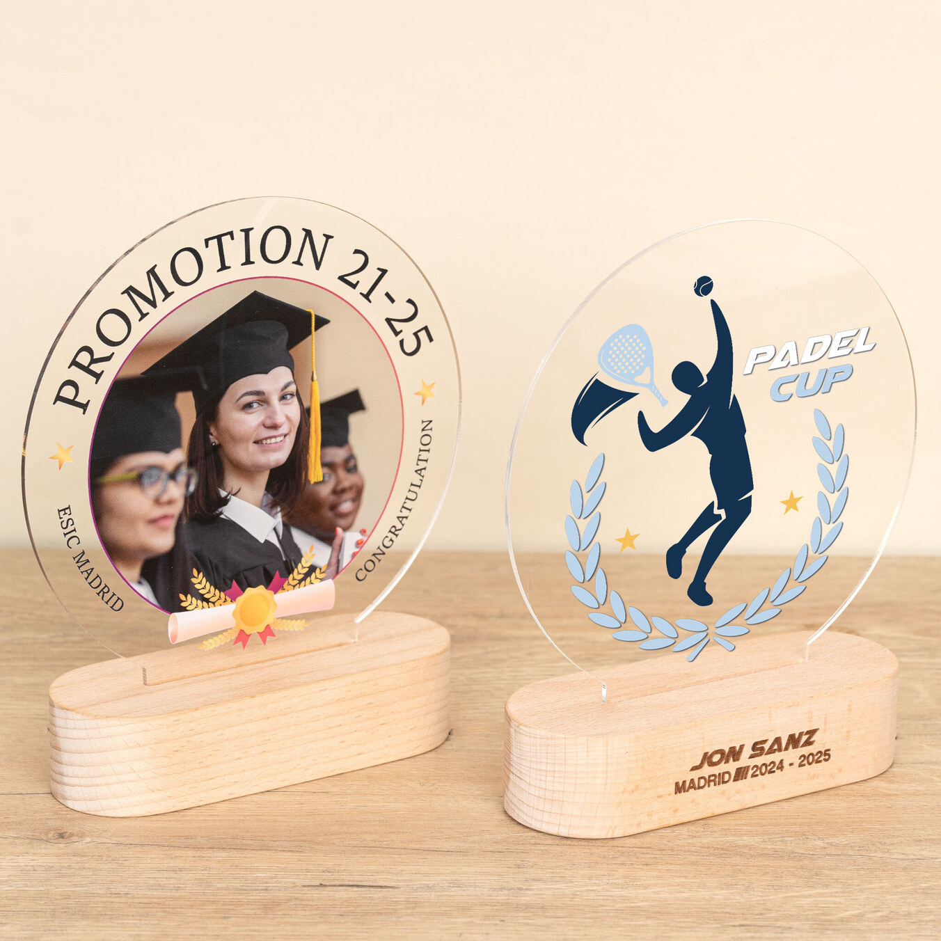Trofeo de metacrilato redondo personalizado con base madera