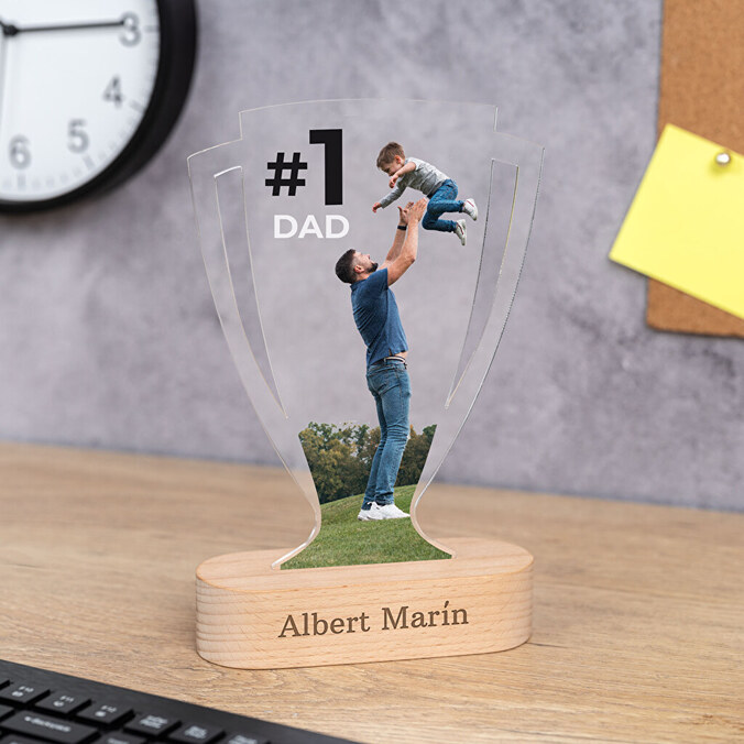 Gepersonaliseerde methacrylaat sportieve trofee met houten voet