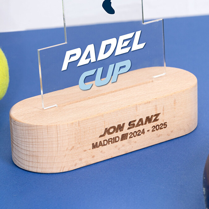 Gepersonaliseerde methacrylaat trofee nummer 1 met houten voet