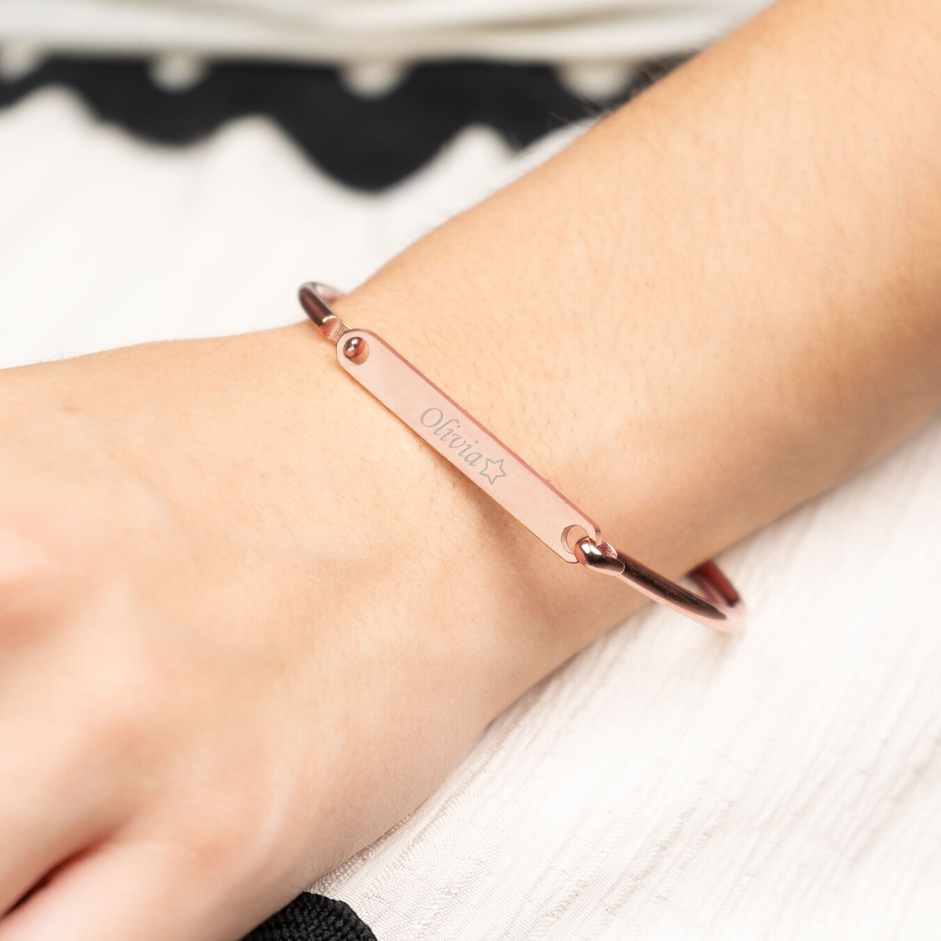 Graverat stelt armband