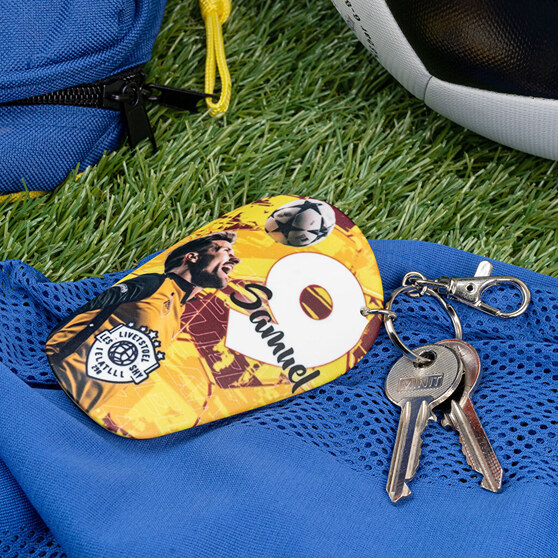 Keyring in the shape of a shinguard