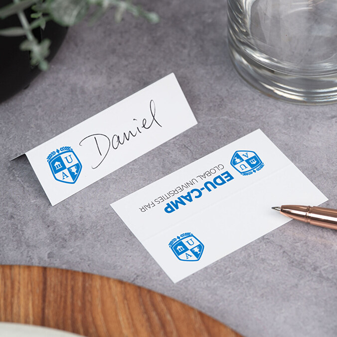 Personalisierte Platzkarten aus Papier