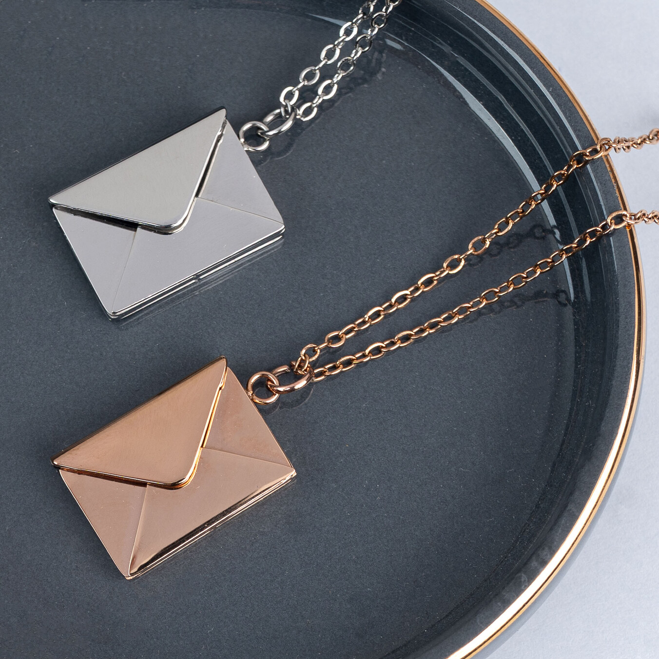 Ketting met hanger in de vorm van een envelop en gegraveerde brief
