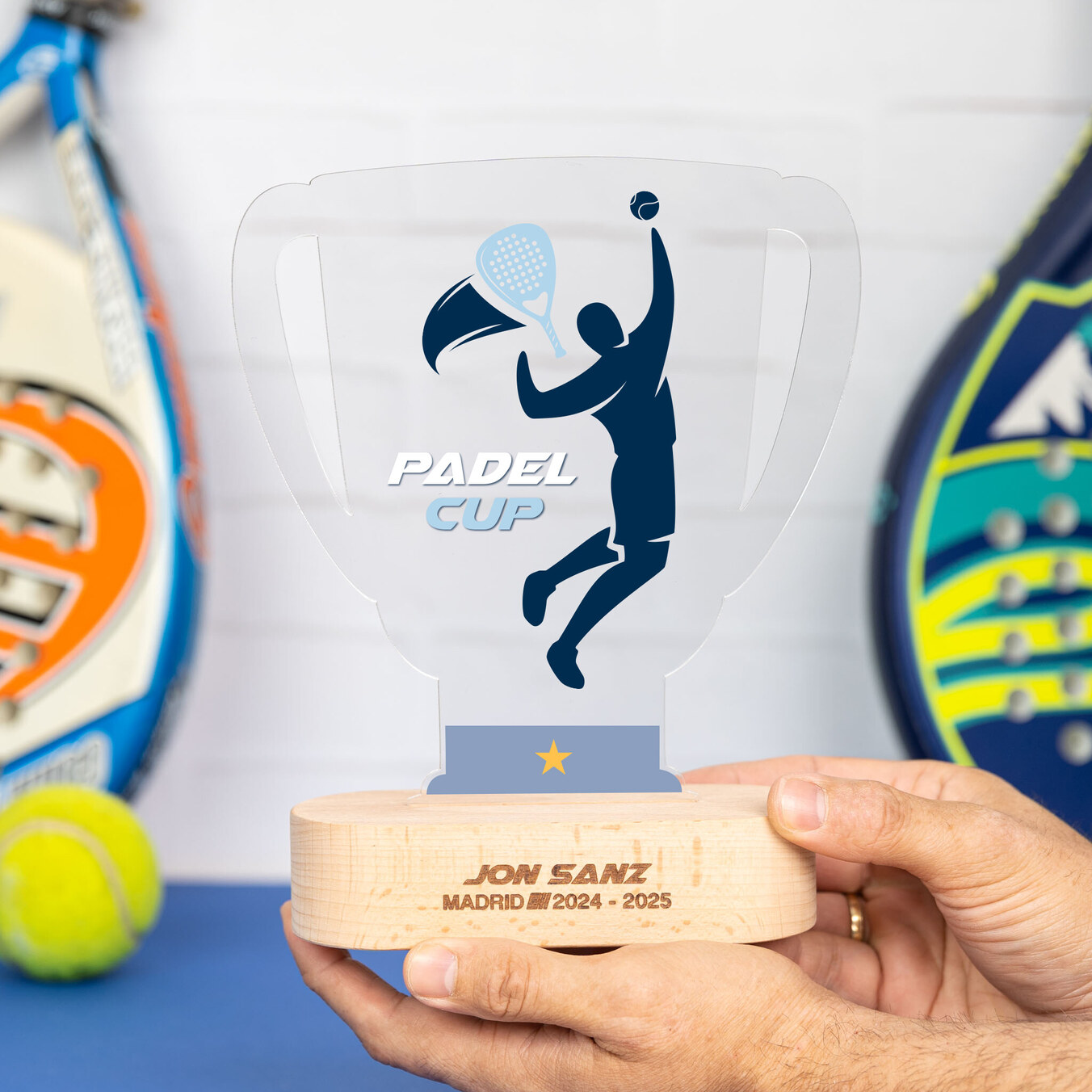 Trofeo de metacrilato copa personalizado con base madera
