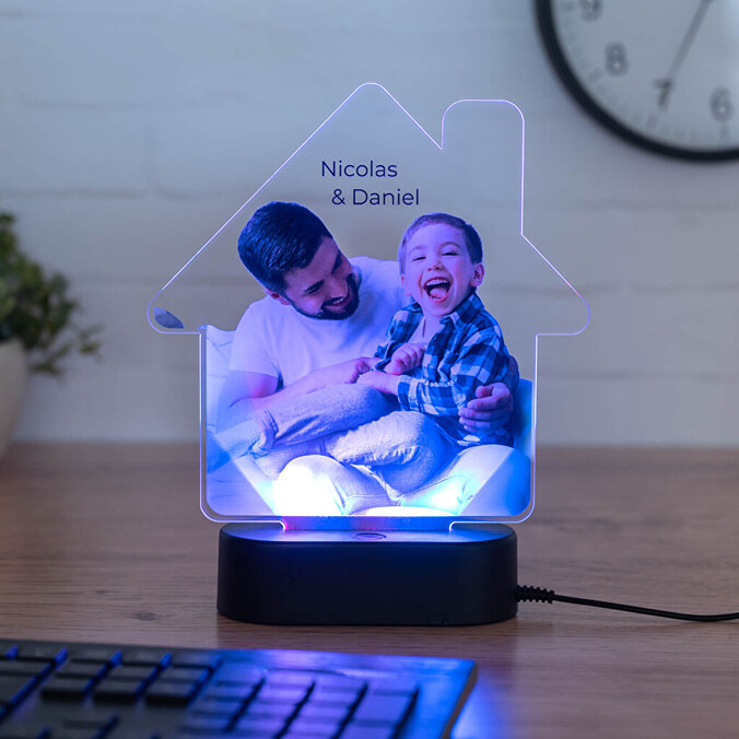 Personlig husformet 3D lampe med træfod