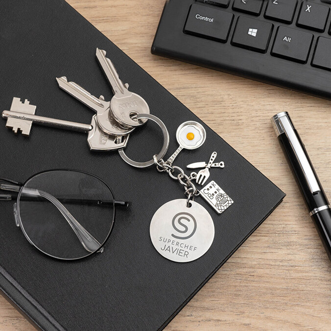 Engraved keyring with kitchen utensils