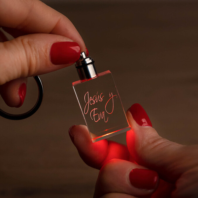 3D crystal keyring engraved with light