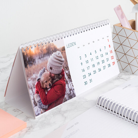 Personalizovaný kalendář s fotografií ženy a jejího psao