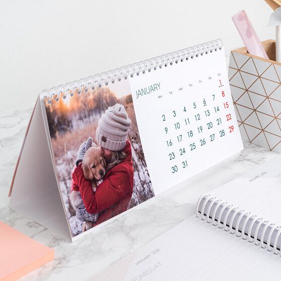 Calendario personalizado con una foto de una mujer y su perro