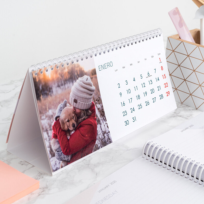 Calendario personalizado con una foto de una mujer y su perro Calendario personalizado con una foto de una mujer y su perro