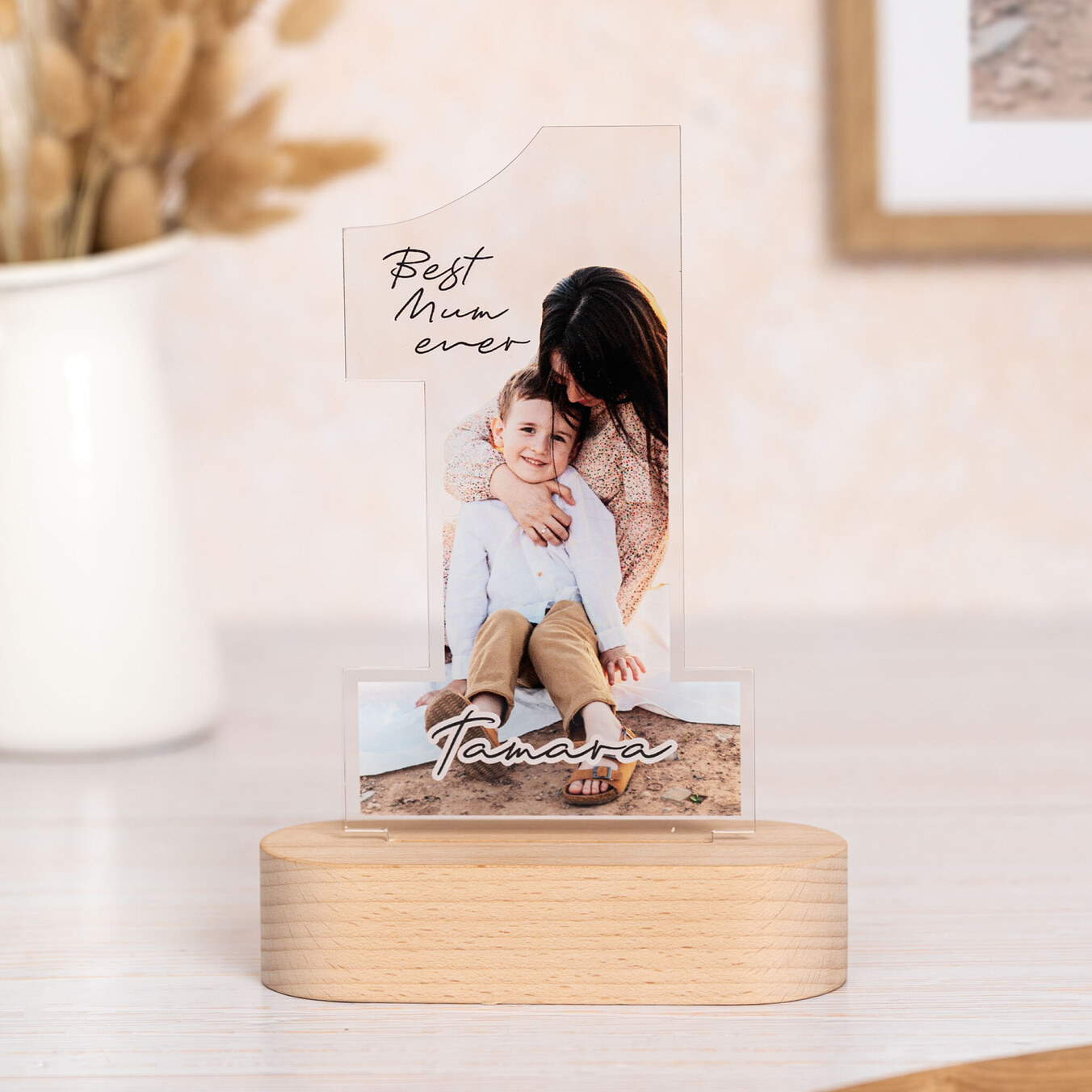 Trophée en méthacrylate numéro 1 personnalisé avec socle en bois
