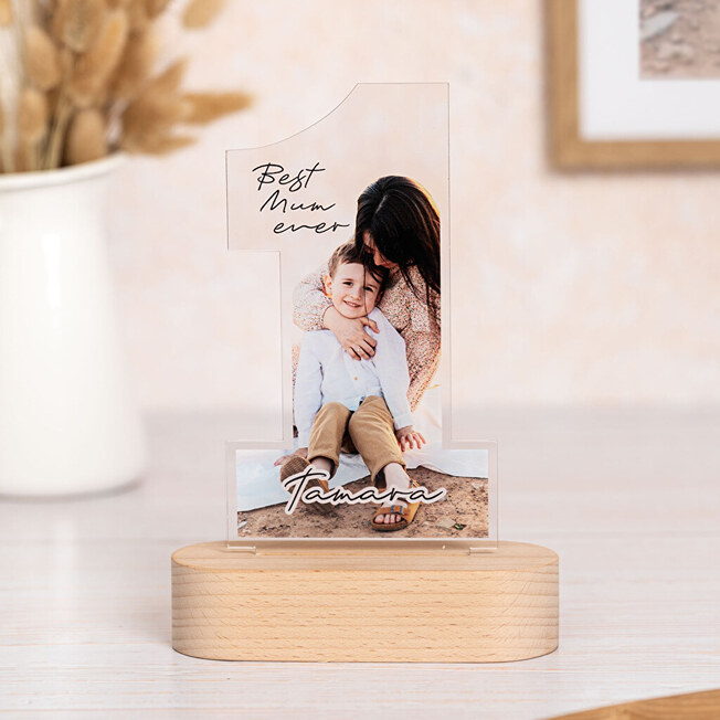 Personalizowane trofeum numer 1 z pleksi na drewnianej podstawie Personalizowane trofeum numer 1 z pleksi na drewnianej podstawie