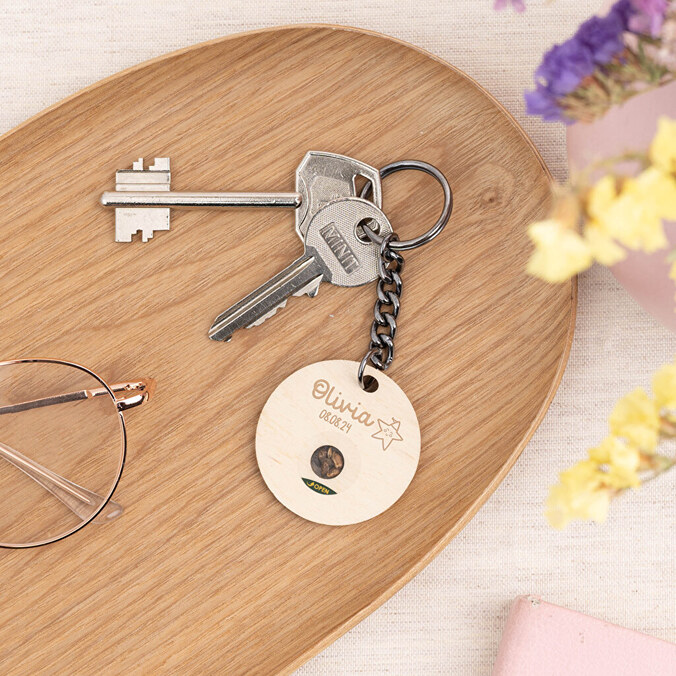 Personalizowany brelok drewniany z nasionami
