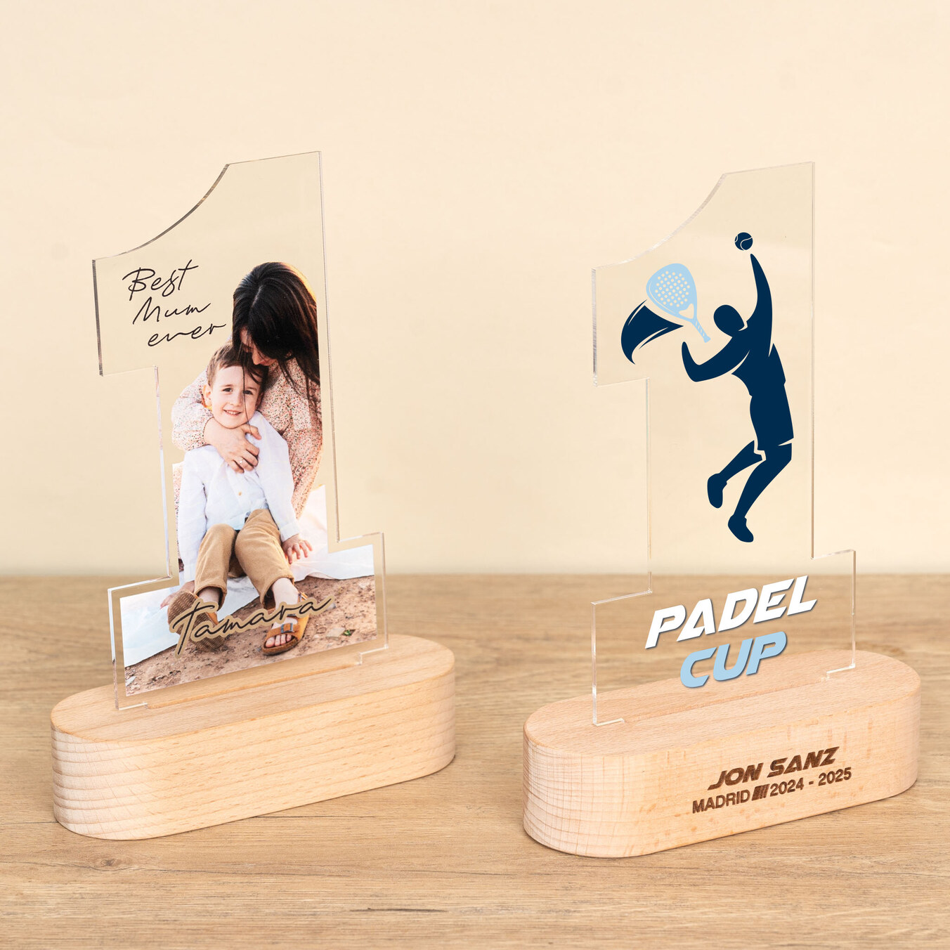 Personalizovaná trofej z metakrylátu číslo 1 s dřevěným podstavcem