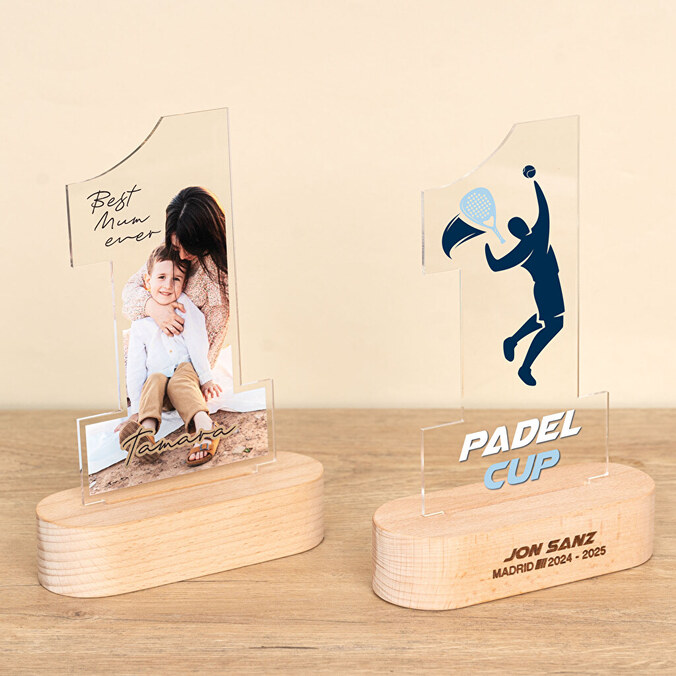 Trofeo personalizzato in metacrilato numero 1 con base in legno