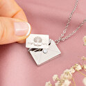 Collana con ciondolo a forma di busta e lettera incisa