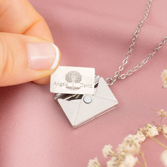 Colar com medalha de envelope e carta gravada
