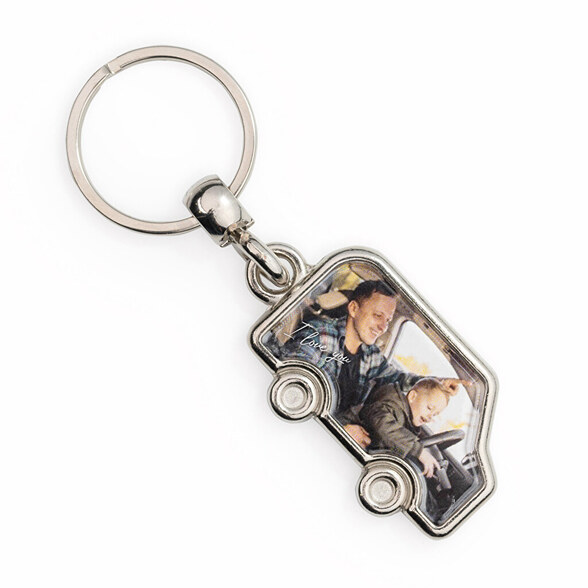 Gepersonaliseerde metalen sleutelhanger in de vorm van een auto
