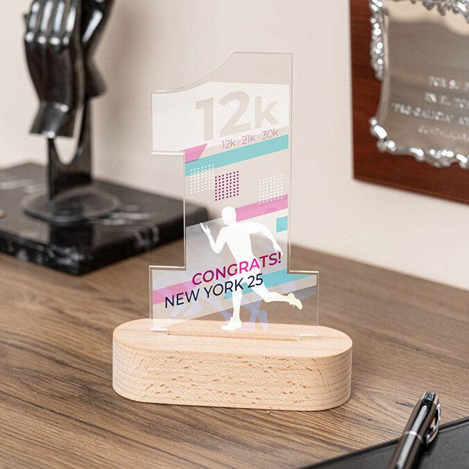 Gepersonaliseerde methacrylaat trofee nummer 1 met houten voet