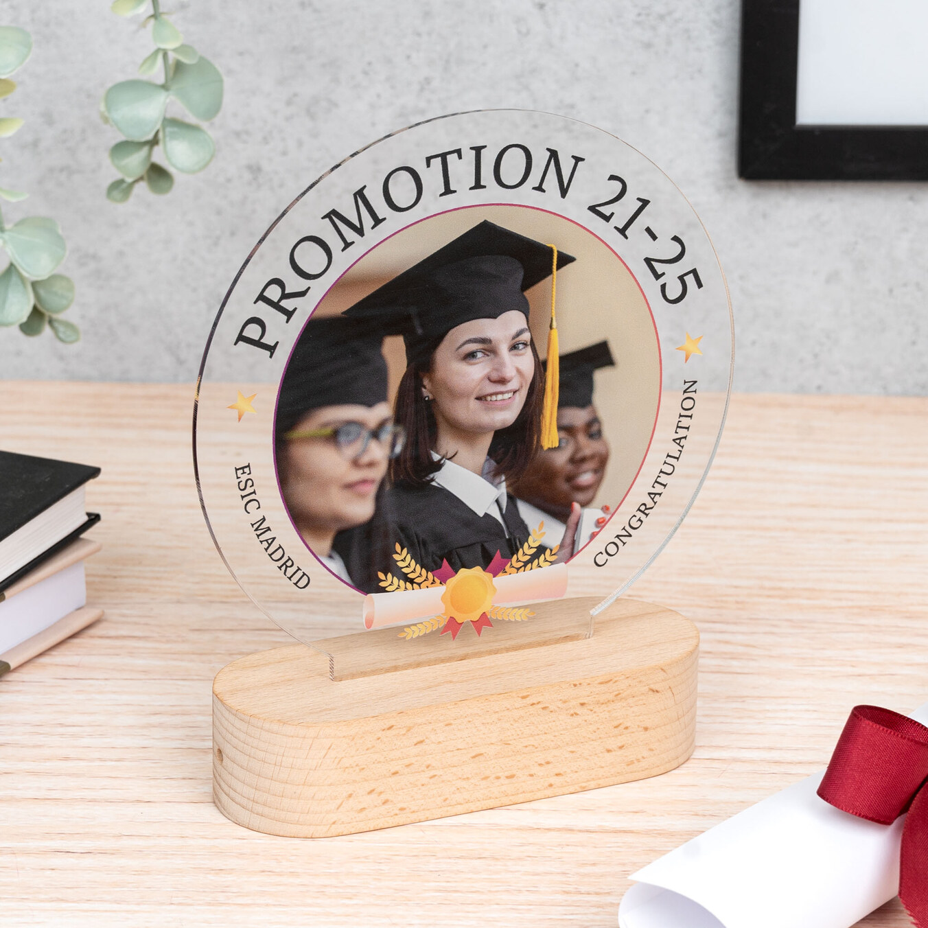 Trofeo de metacrilato redondo personalizado con base madera