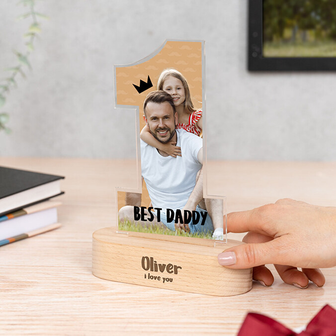 Personalizovaná trofej z metakrylátu číslo 1 s dřevěným podstavcem