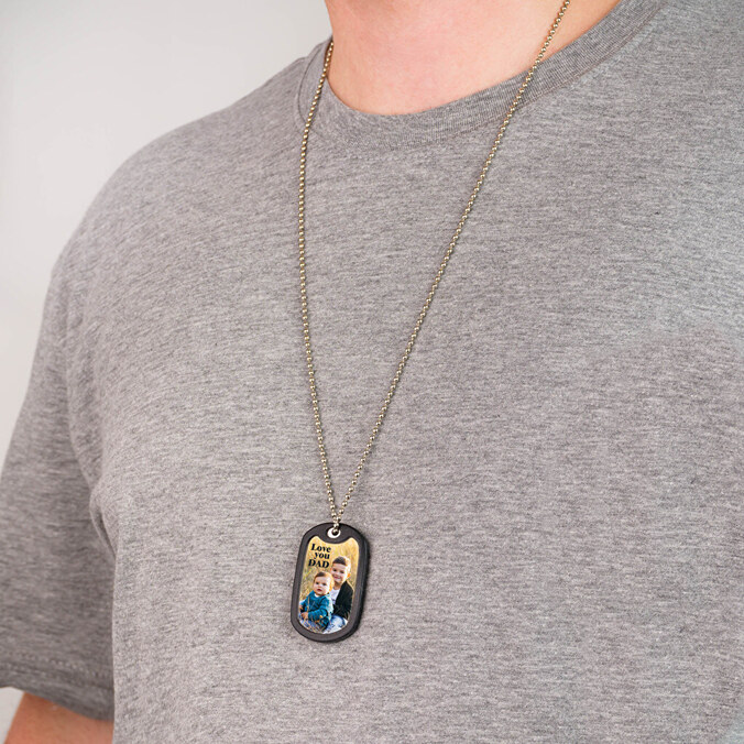 Dogtag tuntolevy logolla ja tekstillä