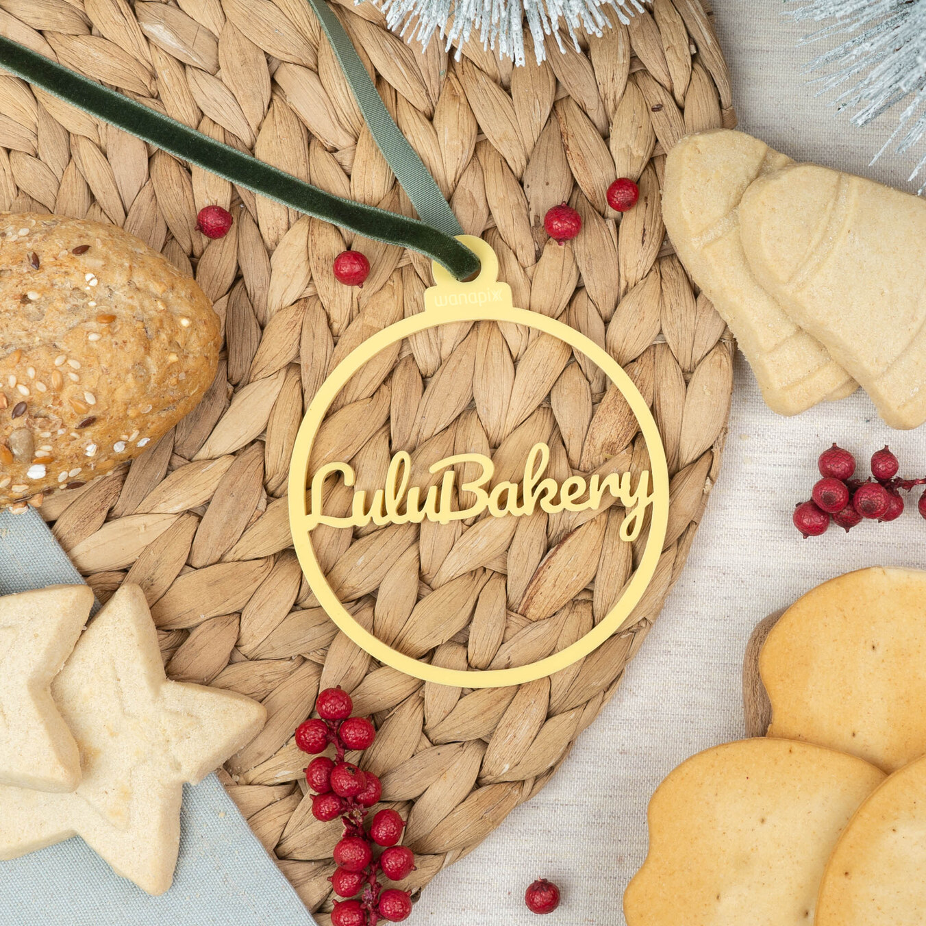 Weihnachtsschmuck aus Acrylglas mit personalisiertem Namen